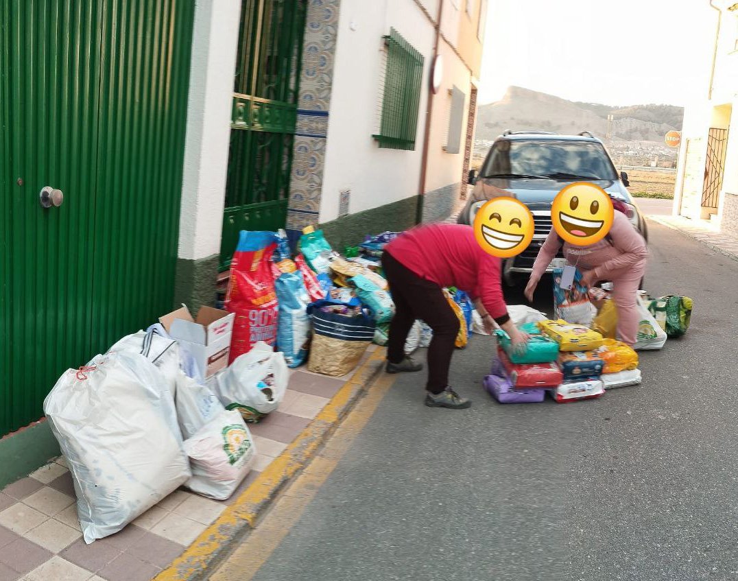 Voluntarias ayudando a contabilizar las donaciones